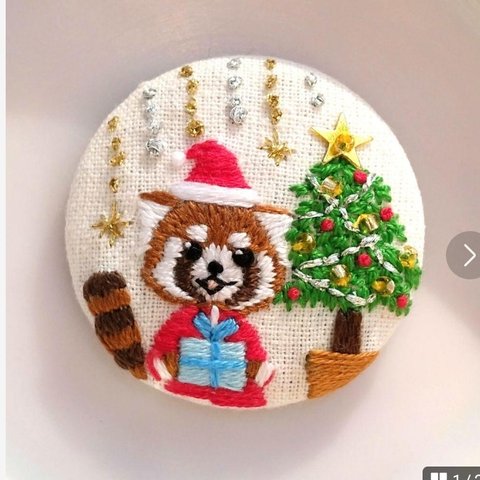 くるみボタン　刺繍ブローチ　レッサーパンダとクリスマスツリー