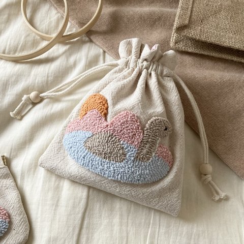 ネッシー　巾着袋　ポーチ　ほんわか　ギフト　プレゼント　パンチニードル　刺繍　北欧雑貨　毛糸　大人かわいい