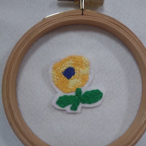 刺繍ワッペン　丸黄色のお花　ダーニング刺繍