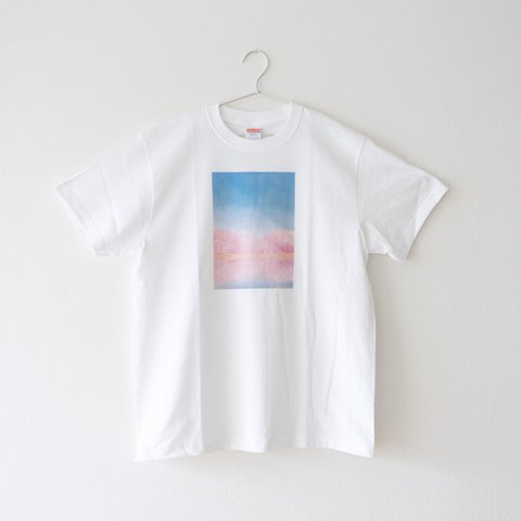 桜と青い空の、Tシャツ