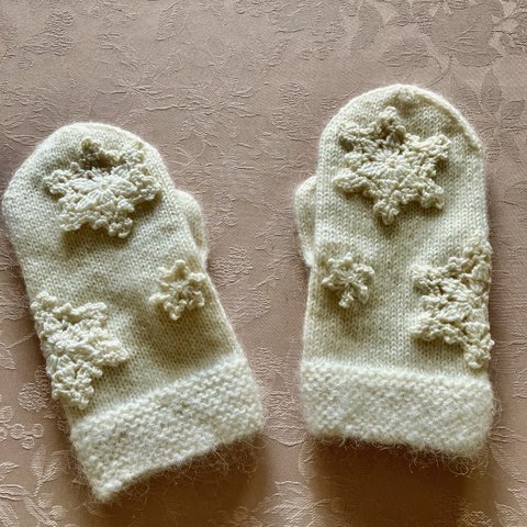 ナチュラルホワイトのあったか雪の結晶ミトン🧶送料無料