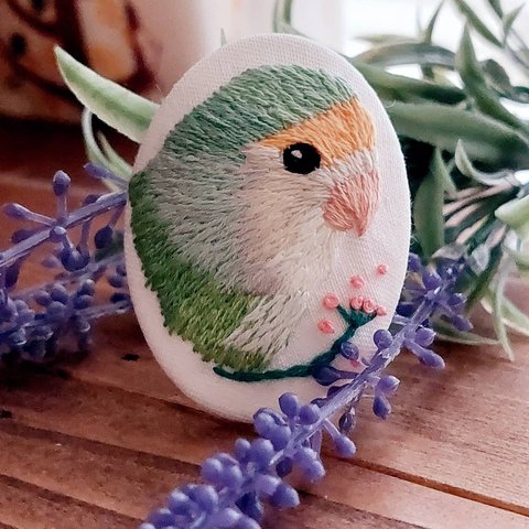 ✤一点のみ✤コザクラインコ刺繍オーバルブローチ