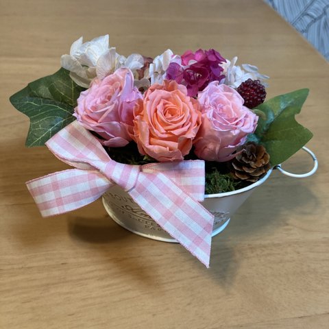 ピンクの薔薇のブリザードフラワー