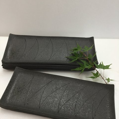 秋到来！黒色のサンマ皿 (今ならチャンス大幅値引き)890円を800円に