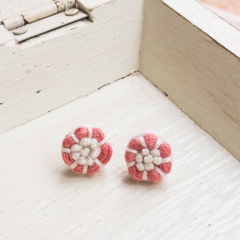 刺繍ピアス　フラワー　ピンク