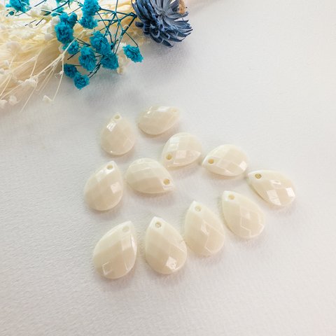 ＊50個入り＊アクリルビーズ ティアドロップ ホワイト 多面カット 18x12x5mm bz124