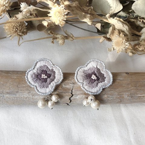 ゆらゆらコットンパールお花刺繍ピアス　イヤリング　