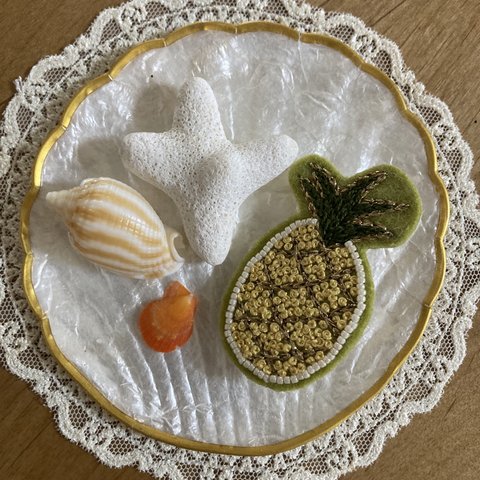 手刺繍のパイナップル