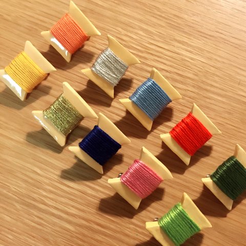 刺繍の糸巻きブローチ(クリーム)