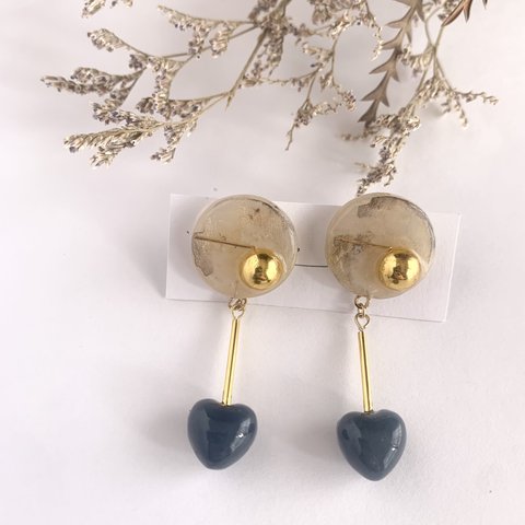 beige water color x navy heart earrings