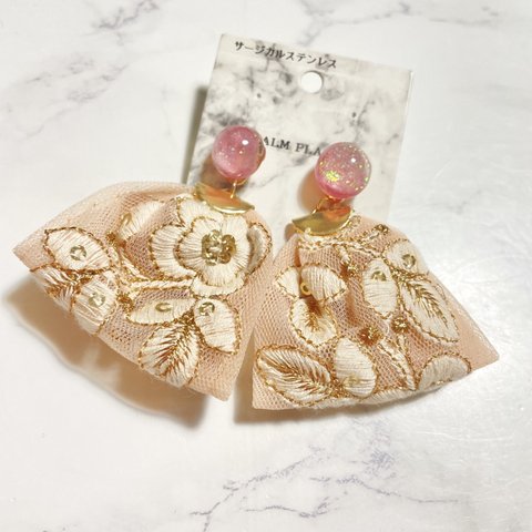 桜色レジンと刺繍リボンピアス