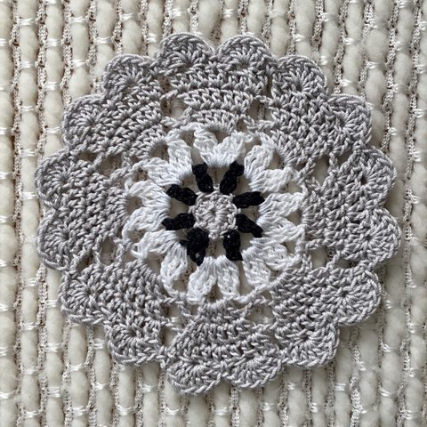 ハートドイリー(直径11.5 cm)、モノトーンのハートドイリー、Monotone crochet heart doily in grey, white, and black