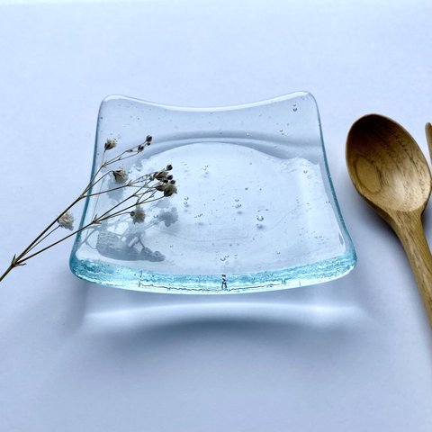 「ラムネ色の泡入りガラスの小皿」お皿　ガラス工芸　食器　四角い皿　ガラス皿