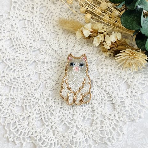 ビーズ刺繍の猫ブローチ・ラグドール
