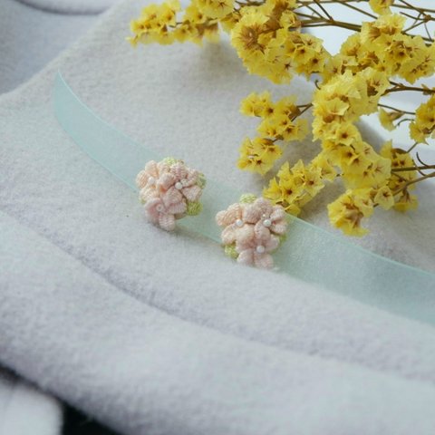 夕咲き桜の立体刺繍フラワーピアス（チタンポストチタンキャッチ）