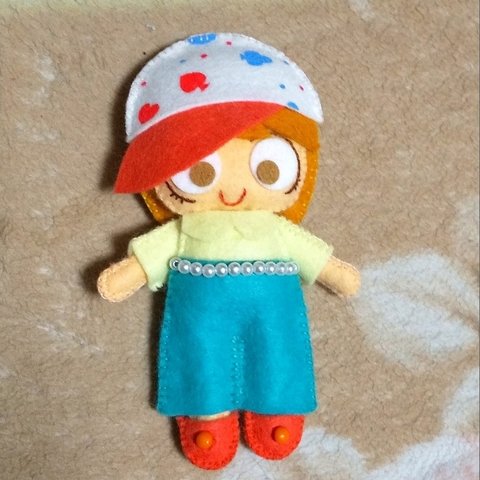 トランプキャップの女の子 (フェルト人形)