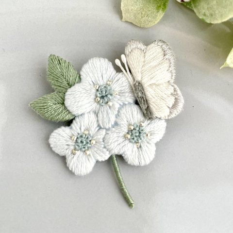［受注制作］花にとまる蝶の刺繍ブローチ＊水色×白