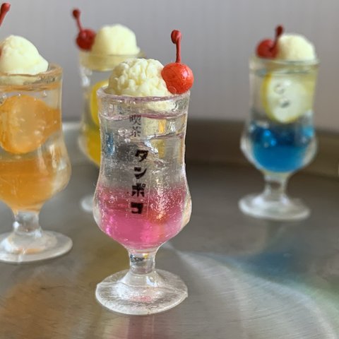 レトロ喫茶店のクリームソーダ🍓いちごしろ