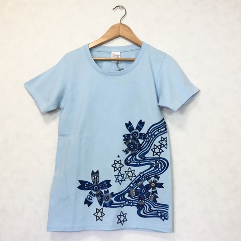 【送料無料】レディースTシャツ/手染め紅型の「流れる星と桜」（パステルブルー）