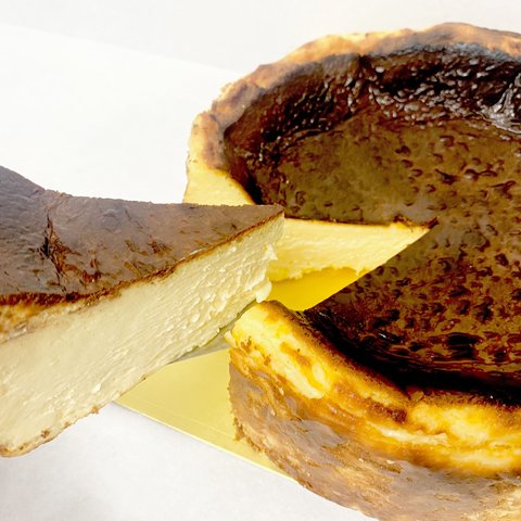 焦がされた表面の香ばしさと、なめらかな食感がやみつきに【厳選素材】バスク風チーズケーキ　18cm