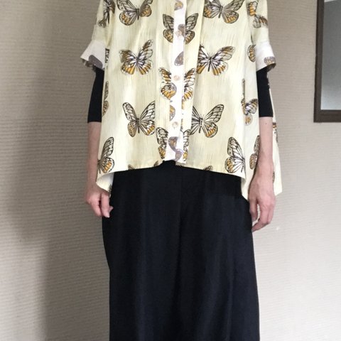 蝶柄シャツ