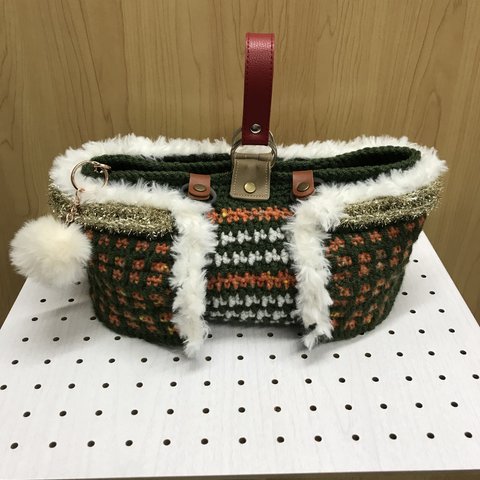 ちっちゃなケープ付きニットバック🧶