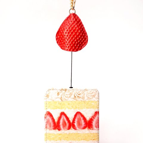 飛び出す苺のショートケーキなパスケース（リール付き定期入れ）／牛革製
