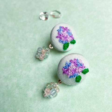 手刺繍　紫陽花（ブルー、パープル）の包みボタンとミックスベリルの天然石の実のピアス