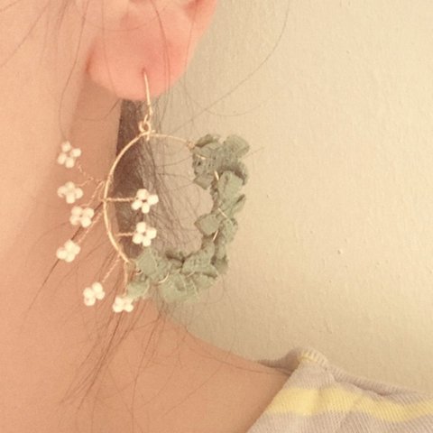 【ピアス/樹脂ピアス】白い野花のフープピアス