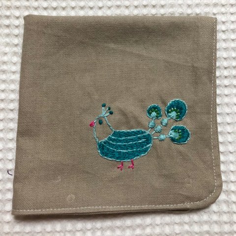 コットンの刺繍ハンカチ☆幸運の白孔雀