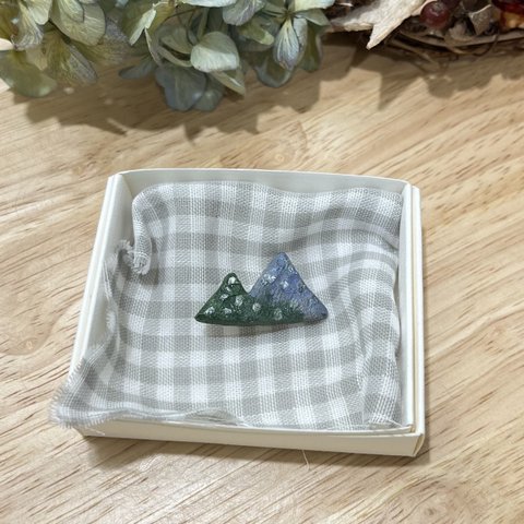 山々のbrooch  （ブルー系）