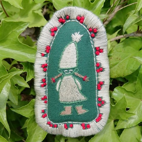 トントゥ(トムテ)の女の子☆刺繍ブローチ