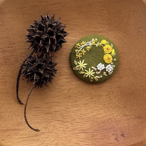 刺繍》黄色と白小花の春リース（グリーン）　ヘアゴム/ブローチ