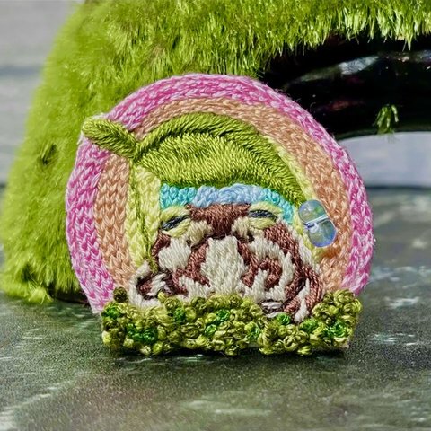 雨宿りフクラガエル🐸　刺繍ブローチ