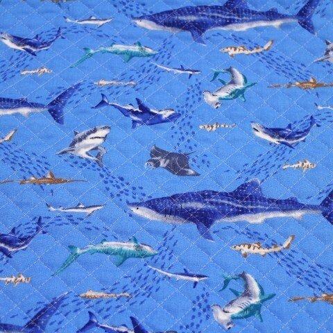 キルティング生地　海の生き物 魚 サメ 明るい青色 Ｑ－277　105㎝幅×50㎝