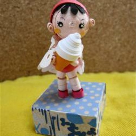 ソフトクリームを持った女の子　クイリングの人形