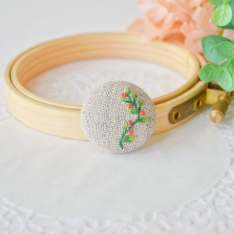 【 ブローチ 】刺繍 くるみボタン