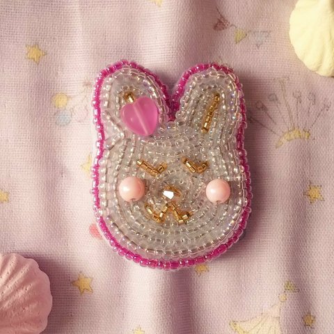 眠るうさぎちゃんのビーズ刺繍ブローチ☆彡