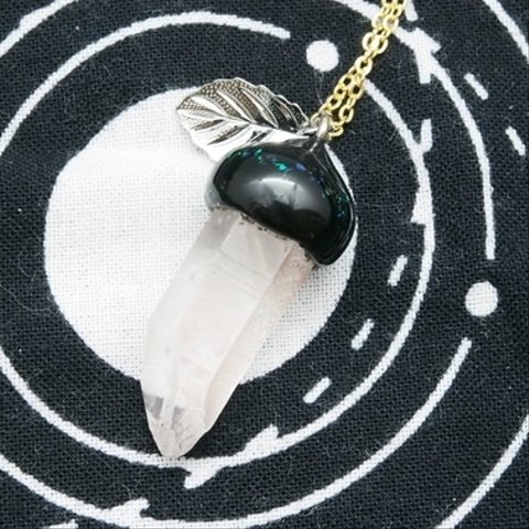 【天然石ペンダント】ブラジル産水晶の螺鈿鉱石どんぐりペンダント(黒ｰA)