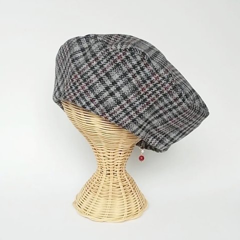 グレーレッドチェックウールベレー帽　チャームが付けられる　帽子　秋　冬