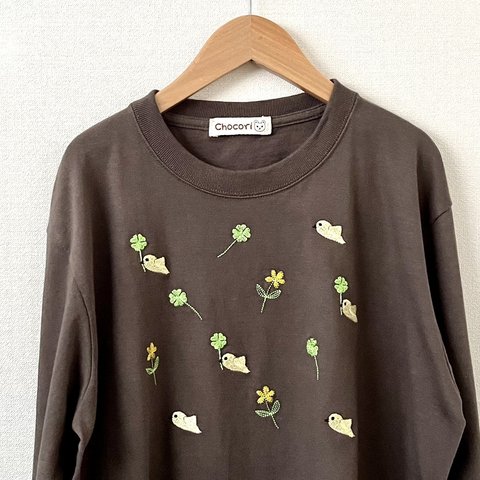 【半袖に変更可】刺繍Ｔシャツ　トリさんとクローバー