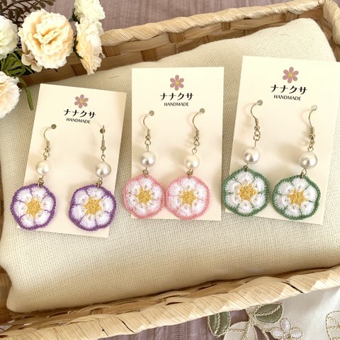 再販　パステルカラーの刺繍糸を編んだお花アクセサリー