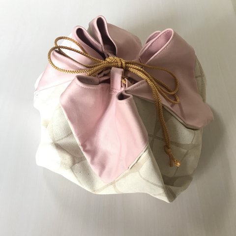 ピンクサテンの花巾着　Flower-shaped drawstring bag for kimono made from pink cotton satin