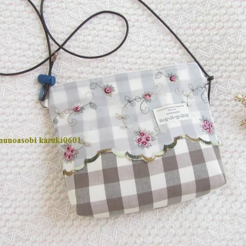 送料無料  刺繍入りチュール使いのポシェット/サコッシュ　　