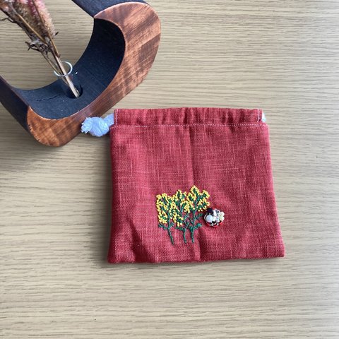 ミニ巾着＊赤リネンにミモザ刺繍*ビジュー飾りとともに 32