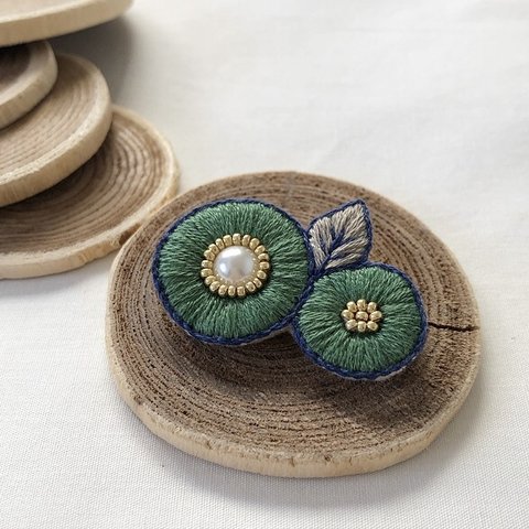 drops flower〜花の刺繍ブローチ