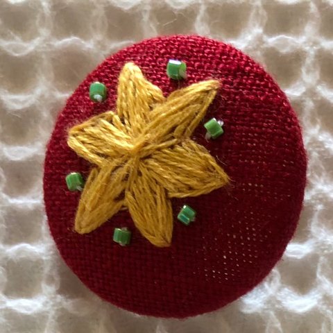  直径約3㎝ ビーズ刺繍の包みボタンブローチ ☆クリスマス