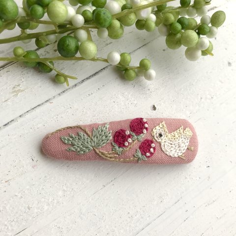 berry＆bird　刺繍のヘアピン　 いちごみるく