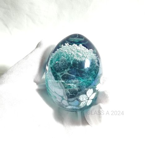 青い揺らぎ 卵型 桜  ガラス ペーパーウェイト 文鎮