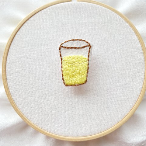 グラスの刺繍ブローチ(バナナミルク)